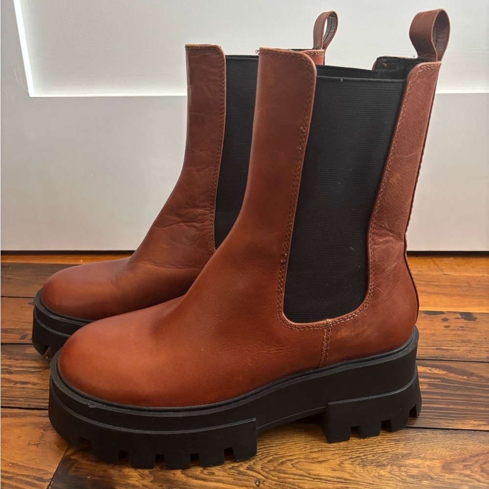 Gianni Bini Down-Town Leather Chelsea Chunky Lug Sole Boots Size 8M Caramel